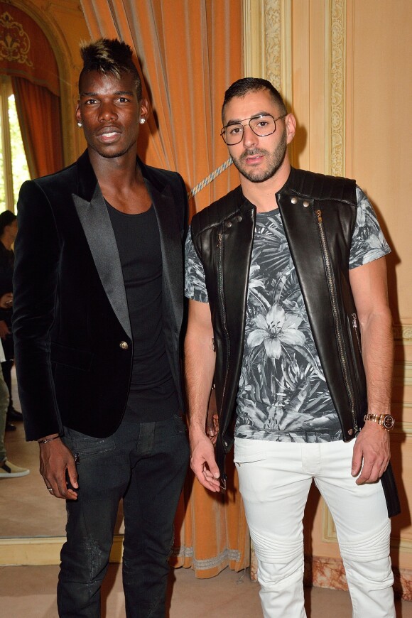Paul Pogba et Karim Benzema, lors du défilé Balmain's Printemps-Eté 2016 à Paris, le 27 juin 2015