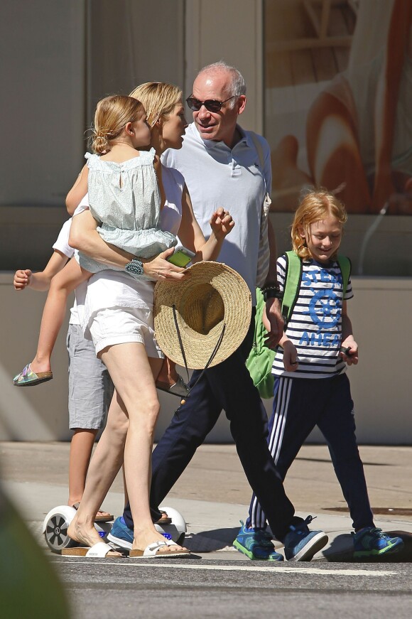 Exclusif - Kelly Rutherford se promène avec ses enfants Hermes et Helena et son compagnon Tony Brand dans les rues de New York, le 31 juillet 2015. 