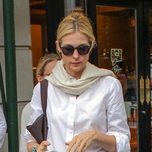 Kelly Rutherford est allé mangé au Pain Quotidien à New York avec des amis après avoir passé la matinée au tribunal, le 11 aout 2015 