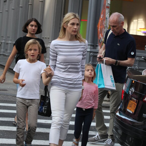 Kelly Rutherford et ses enfants Hermes et Helena ainsi que son compagnon Tony Brand font du shopping à Soho, New York le 13 juillet 2015