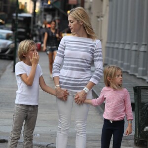 Kelly Rutherford et ses enfants Hermes et Helena ainsi que son compagnon Tony Brand font du shopping à Soho, New York le 13 juillet 2015