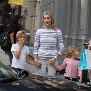 Kelly Rutherford et ses enfants Hermes et Helena ainsi que son compagnon Tony Brand font du shopping à Soho, New York le 13 juillet 2015