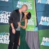 Jana Kramer embrasse son mari Mike Caussin lors des CMT Music Awards à Nashville, le 10 juin 2015