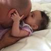 Vin Diesel tendrement complice avec sa fille de quatre mois, Pauline. (photo postée le 10 aout 2015)