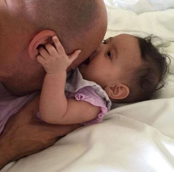 Vin Diesel tendrement complice avec sa fille de quatre mois, Pauline. (photo postée le 10 aout 2015)