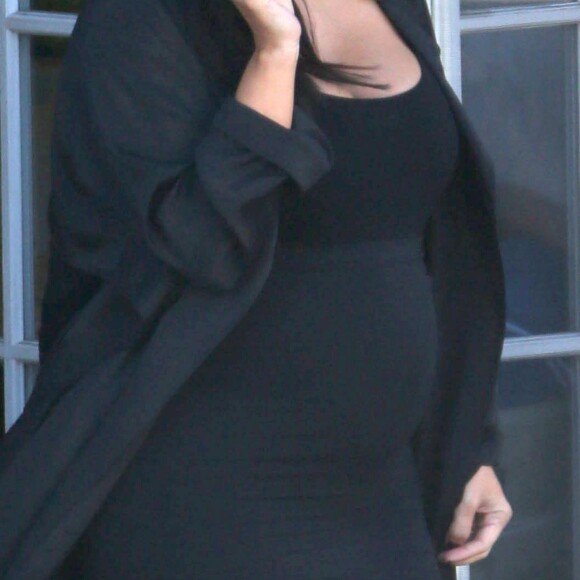 Kim Kardashian, enceinte, quitte un studio à Los Angeles, le 11 août 2015.