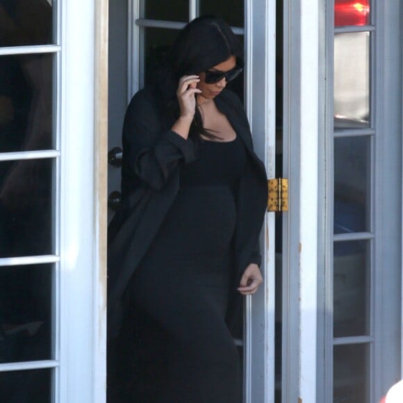 Kim Kardashian, enceinte, quitte un studio à Los Angeles, le 11 août 2015.