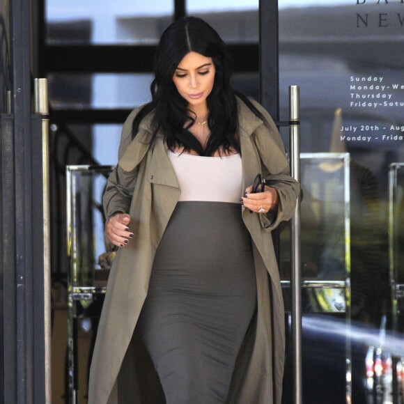 Kim Kardashian, enceinte, quitte le centre commercial Barneys New York à Beverly Hills, le 10 août 2015.