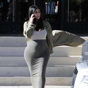 Kim Kardashian, enceinte, quitte le centre commercial Barneys New York à Beverly Hills, le 10 août 2015.