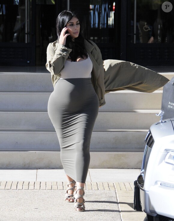 Kim Kardashian, enceinte, quitte le centre commercial Barneys New York à Beverly Hills, le 10 août 2015.