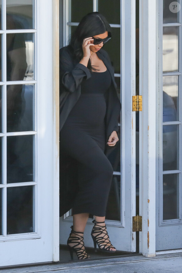 Kim Kardashian, enceinte, quitte un studio de tournage à Los Angeles. Le 11 août 2015.