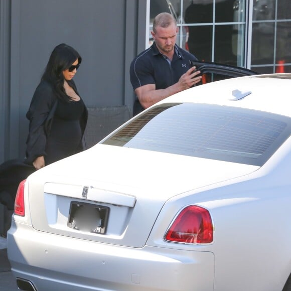 Kim Kardashian, enceinte, quitte un studio de tournage à Los Angeles. Le 11 août 2015.