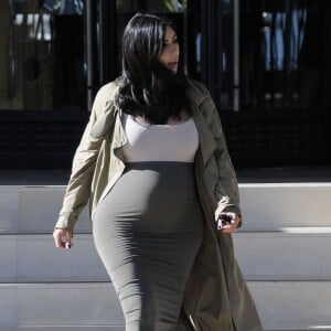 Kim Kardashian, enceinte, quitte le centre commercial Barneys New York à Beverly Hills, le 10 août 2015.