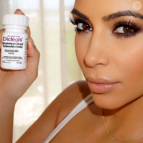 Kim Kardashian vante les mérites du Diclegis, un médicament aidant à soigner les nausées matinales. L'agence fédérale FDA (Food and Drugs Administration) lui a adressé une lettre, demandant le retrait de sa publication. Juillet 2015.