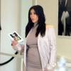 Kim Kardashian signe des exemplaires de son livre "Selfish" dans la boutique DASH à Los Angeles, le 6 août 2015.