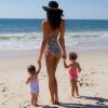 Jade Foret et ses deux filles sur la plage, en vacances à Southampton, dans l'état de New-York aux Etats-Unis, en août 2015.