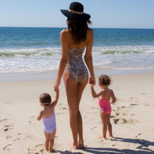 Jade Foret et ses deux filles sur la plage, en vacances à Southampton, dans l'état de New-York aux Etats-Unis, en août 2015.