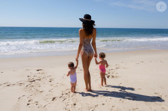 Jade Foret et ses deux filles sur la plage, en vacances à Southampton, dans l'état de New-York aux Etats-Unis, en août 2015.