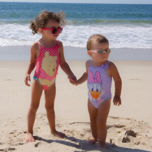Liva et Mila, les filles d'Arnaud Lagardère et Jade Foret, en vacances à Southampton, dans l'état de New-York aux Etats-Unis, en août 2015.