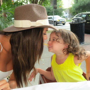 Jade Foret et sa fille Liva, en vacances à Southampton, dans l'état de New-York aux Etats-Unis, en août 2015.
