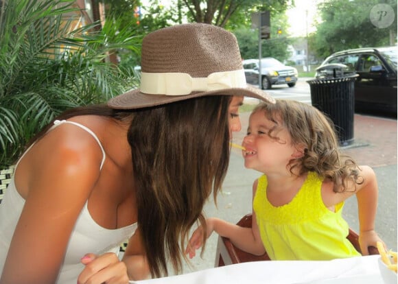 Jade Foret et sa fille Liva, en vacances à Southampton, dans l'état de New-York aux Etats-Unis, en août 2015.
