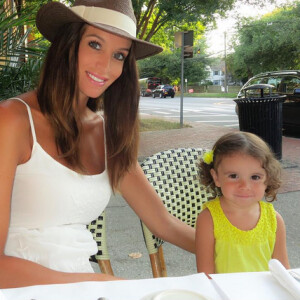 Jade Foret et sa fille Liva, en vacances à Southampton, dans l'état de New-York aux Etats-Unis, en août 2015.