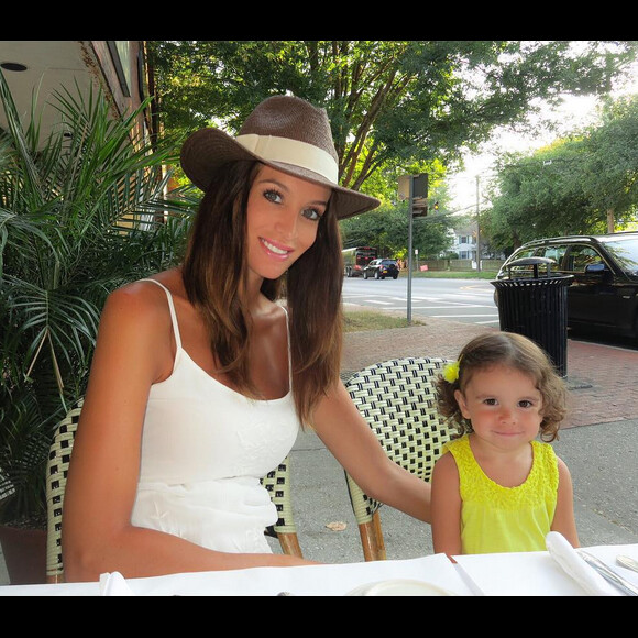 Jade Foret et sa fille Liva, en vacances à Southampton, dans l'état de New-York aux Etats-Unis, en août 2015.