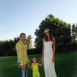 Arnaud Lagardère, Jade Foret et leur fille Liva, en vacances à Southampton, dans l'état de New-York aux Etats-Unis, en août 2015.