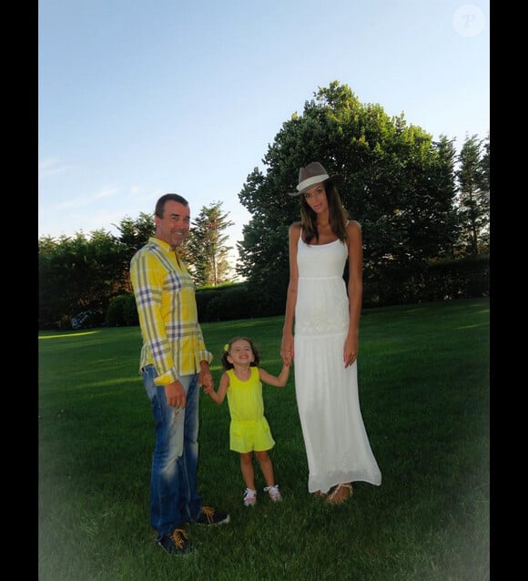 Arnaud Lagardère, Jade Foret et leur fille Liva, en vacances à Southampton, dans l'état de New-York aux Etats-Unis, en août 2015.