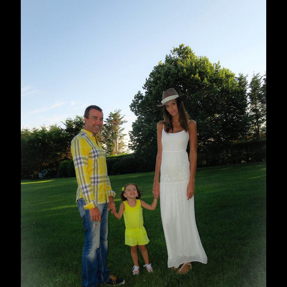 Arnaud Lagardère, Jade Foret et leur fille Liva, en vacances à Southampton, dans l'état de New-York aux Etats-Unis, en août 2015.
