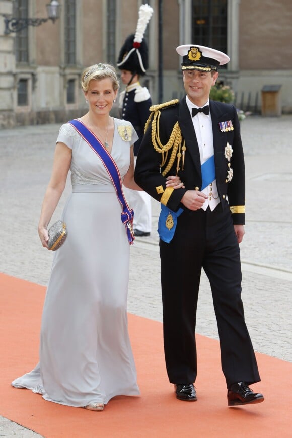La comtesse Sophie et son mari le prince Edward, comte de Wessex, assistent au mariage du prince Carl Philip de Suède et Sofia Hellqvist à la chapelle du palais royal à Stockholm. Le 13 juin 2015.