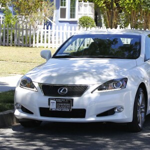 Christine Ouzounian se promène dans les rues de Santa Monica, le 12 août 2015. Christine, qui aurait eu une aventure avec Ben Affleck, conduit une nouvelle voiture de la marque Lexus. Malgré le fait qu'elle est été licenciée par Jennifer Garner, Christine Ouzounian ne semble pas avoir de problèmes d'argent.