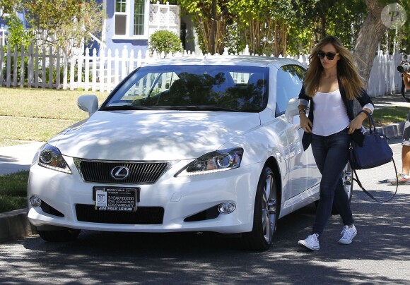 Christine Ouzounian se promène dans les rues de Santa Monica, le 12 août 2015. Christine, qui aurait eu une aventure avec Ben Affleck, conduit une nouvelle voiture de la marque Lexus. Malgré le fait qu'elle est été licenciée par Jennifer Garner, Christine Ouzounian ne semble pas avoir de problèmes d'argent.