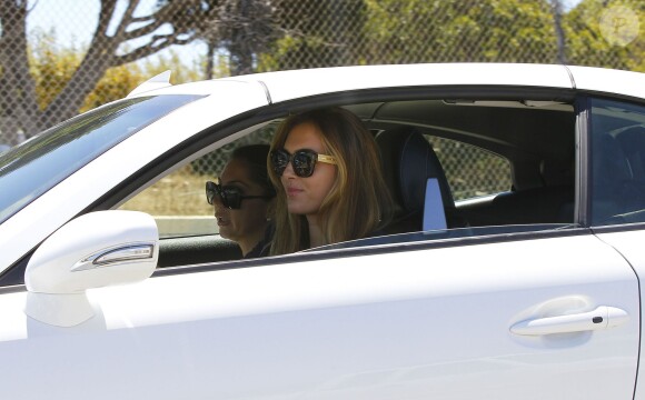 Christine Ouzounian se promène dans les rues de Santa Monica, le 12 août 2015. Christine, qui aurait eu une aventure avec Ben Affleck, conduit une nouvelle voiture de la marque Lexus. Malgré le fait qu'elle est été licenciée par Jennifer Garner, Christine Ouzounian ne semble pas avoir de problèmes d'argent.
