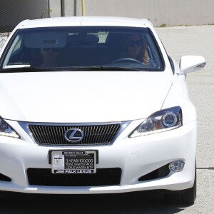 Christine Ouzounian se promène dans les rues de Santa Monica, le 12 août 2015. Christine, qui aurait eu une aventure avec Ben Affleck, conduit une nouvelle voiture de la marque Lexus. Malgré le fait qu'elle est été licenciée par Jennifer Garner, Christine Ouzounian ne semble pas avoir de problèmes d'argent.