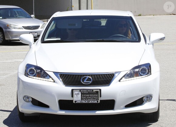 Christine Ouzounian se promène dans les rues de Santa Monica, le 12 août 2015. Christine, qui aurait eu une aventure avec Ben Affleck, conduit une nouvelle voiture de la marque Lexus. Malgré le fait qu'elle est été licenciée par Jennifer Garner, Christine Ouzounian ne semble pas avoir de problèmes d'argent.