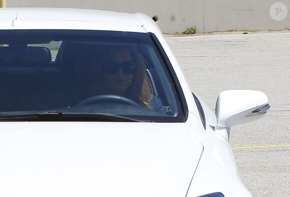 Christine Ouzounian se promène dans les rues de Santa Monica, le 12 août 2015. Christine, qui aurait eu une aventure avec Ben Affleck, conduit une nouvelle voiture de la marque Lexus. Malgré le fait qu'elle est été licenciée par Jennifer Garner, Christine Ouzounian ne semble pas avoir de problèmes d'argent.