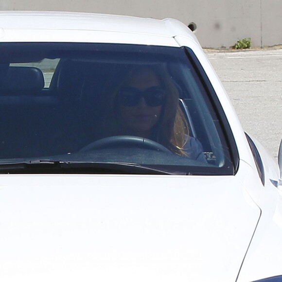 Christine Ouzounian se promène dans les rues de Santa Monica, le 12 août 2015. Christine, qui aurait eu une aventure avec Ben Affleck, conduit une nouvelle voiture de la marque Lexus. Malgré le fait qu'elle est été licenciée par Jennifer Garner, Christine Ouzounian ne semble pas avoir de problèmes d'argent.