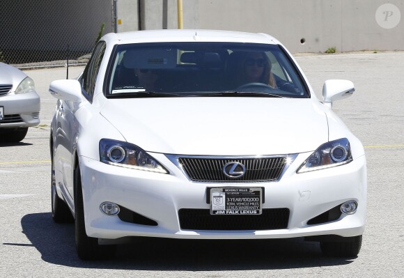 Christine Ouzounian se promène dans les rues de Santa Monica, le 12 août 2015. Christine, qui aurait eu une aventure avec Ben Affleck, conduit une nouvelle voiture de la marque Lexus. Malgré le fait qu'elle est été licenciée par Jennifer Garner, Christine Ouzounian ne semble pas avoir de problèmes d'argent.