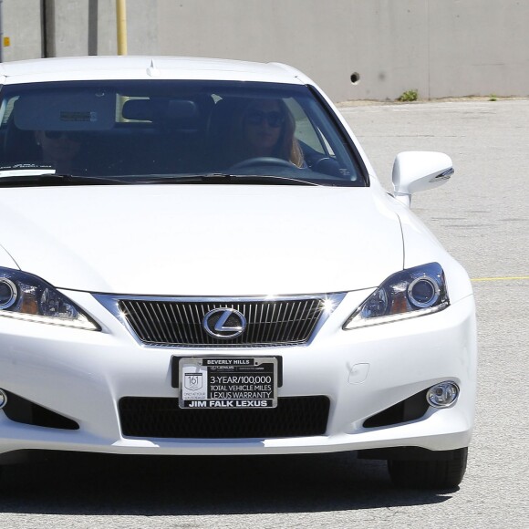 Christine Ouzounian se promène dans les rues de Santa Monica, le 12 août 2015. Christine, qui aurait eu une aventure avec Ben Affleck, conduit une nouvelle voiture de la marque Lexus. Malgré le fait qu'elle est été licenciée par Jennifer Garner, Christine Ouzounian ne semble pas avoir de problèmes d'argent.