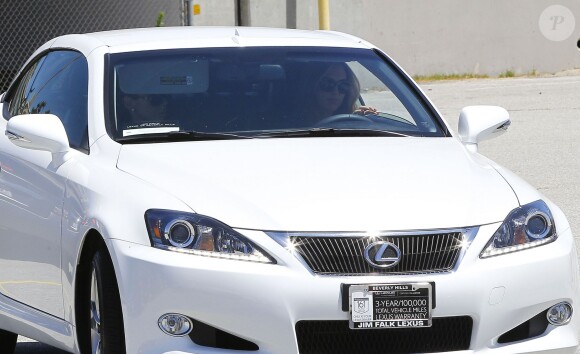 Christine Ouzounian se promène dans les rues de Santa Monica, le 12 août 2015. Christine, qui aurait eu une aventure avec Ben Affleck, conduit une nouvelle voiture de la marque Lexus. Malgré le fait qu'elle est été licenciée par Jennifer Garner, Christine Ouzounian ne semble pas avoir de problèmes d'argent.