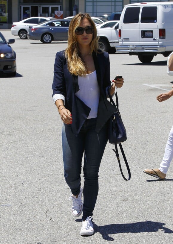 Christine Ouzounian se promène dans les rues de Santa Monica, le 12 août 2015. Christine, qui aurait eu une aventure avec Ben Affleck, conduit une nouvelle voiture de la marque Lexus. Malgré le fait qu'elle est été licenciée par Jennifer Garner, Christine Ouzounian ne semble pas avoir de problèmes d'argent.