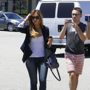 Christine Ouzounian se promène dans les rues de Santa Monica, le 12 août 2015. Christine, qui aurait eu une aventure avec Ben Affleck, conduit une nouvelle voiture de la marque Lexus. Malgré le fait qu'elle est été licenciée par Jennifer Garner, Christine Ouzounian ne semble pas avoir de problèmes d'argent.