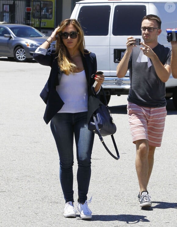 Christine Ouzounian se promène dans les rues de Santa Monica, le 12 août 2015. Christine, qui aurait eu une aventure avec Ben Affleck, conduit une nouvelle voiture de la marque Lexus. Malgré le fait qu'elle est été licenciée par Jennifer Garner, Christine Ouzounian ne semble pas avoir de problèmes d'argent.