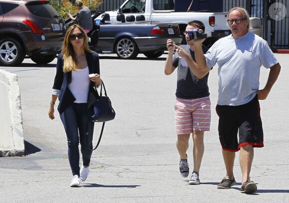Christine Ouzounian se promène dans les rues de Santa Monica, le 12 août 2015. Christine, qui aurait eu une aventure avec Ben Affleck, conduit une nouvelle voiture de la marque Lexus. Malgré le fait qu'elle est été licenciée par Jennifer Garner, Christine Ouzounian ne semble pas avoir de problèmes d'argent.