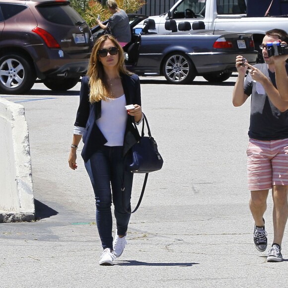 Christine Ouzounian se promène dans les rues de Santa Monica, le 12 août 2015. Christine, qui aurait eu une aventure avec Ben Affleck, conduit une nouvelle voiture de la marque Lexus. Malgré le fait qu'elle est été licenciée par Jennifer Garner, Christine Ouzounian ne semble pas avoir de problèmes d'argent.