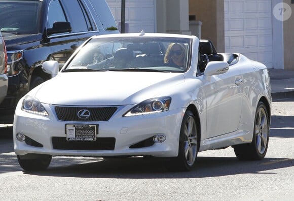 Christine Ouzounian, escortée par la police, sort de chez elle à Santa Monica pour se rendre chez ses parents à Newport Beach, le 12 août 2015.Malgré le fait qu'elle ait été licenciée par Jennifer Garner, Christine Ouzounian ne semble pas avoir de problèmes d'argent. Elle a une nouvelle voiture et est descendue à l'hôtel Bel-Air, où le tarif des chambres est de 1500 dollars la nuit.
