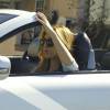 Christine Ouzounian, escortée par la police, sort de chez elle à Santa Monica pour se rendre chez ses parents à Newport Beach, le 12 août 2015.