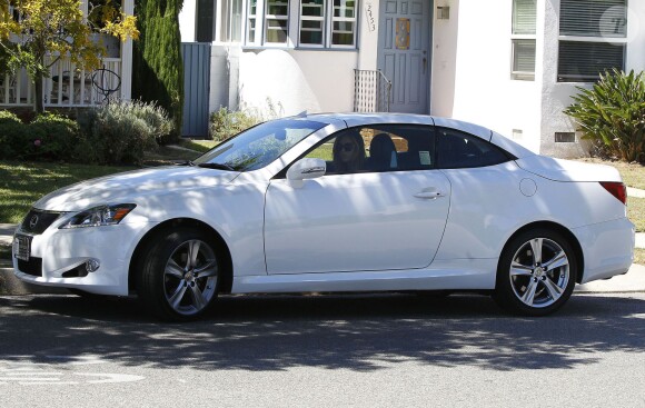 Christine Ouzounian, escortée par la police, sort de chez elle à Santa Monica pour se rendre chez ses parents à Newport Beach, le 12 août 2015.Malgré le fait qu'elle ait été licenciée par Jennifer Garner, Christine Ouzounian ne semble pas avoir de problèmes d'argent. Elle a une nouvelle voiture et est descendue à l'hôtel Bel-Air, où le tarif des chambres est de 1500 dollars la nuit.