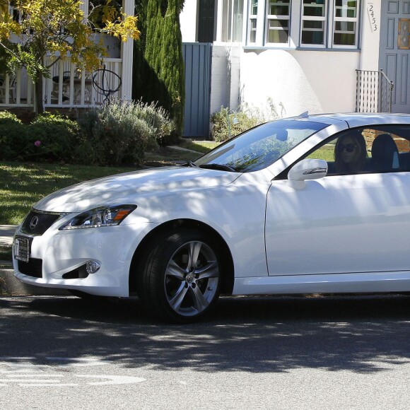 Christine Ouzounian, escortée par la police, sort de chez elle à Santa Monica pour se rendre chez ses parents à Newport Beach, le 12 août 2015.Malgré le fait qu'elle ait été licenciée par Jennifer Garner, Christine Ouzounian ne semble pas avoir de problèmes d'argent. Elle a une nouvelle voiture et est descendue à l'hôtel Bel-Air, où le tarif des chambres est de 1500 dollars la nuit.